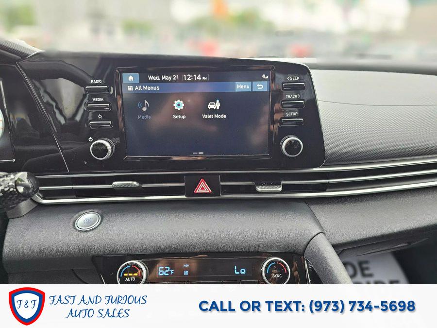 2022 Hyundai Elantra SEL Sedan 4D photo