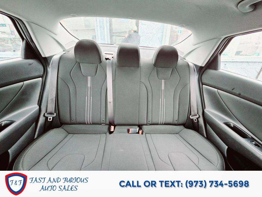 2022 Hyundai Elantra SEL Sedan 4D photo