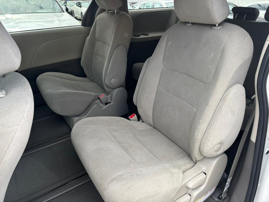 2020 Toyota Sienna L FWD 7-Passenger (Natl) photo