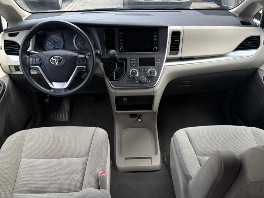2020 Toyota Sienna L FWD 7-Passenger (Natl) photo