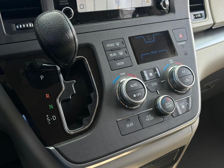 2020 Toyota Sienna L FWD 7-Passenger (Natl) photo