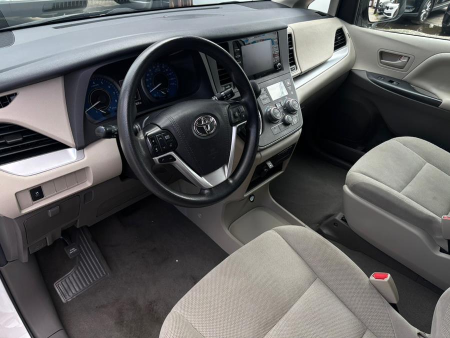 2020 Toyota Sienna L FWD 7-Passenger (Natl) photo