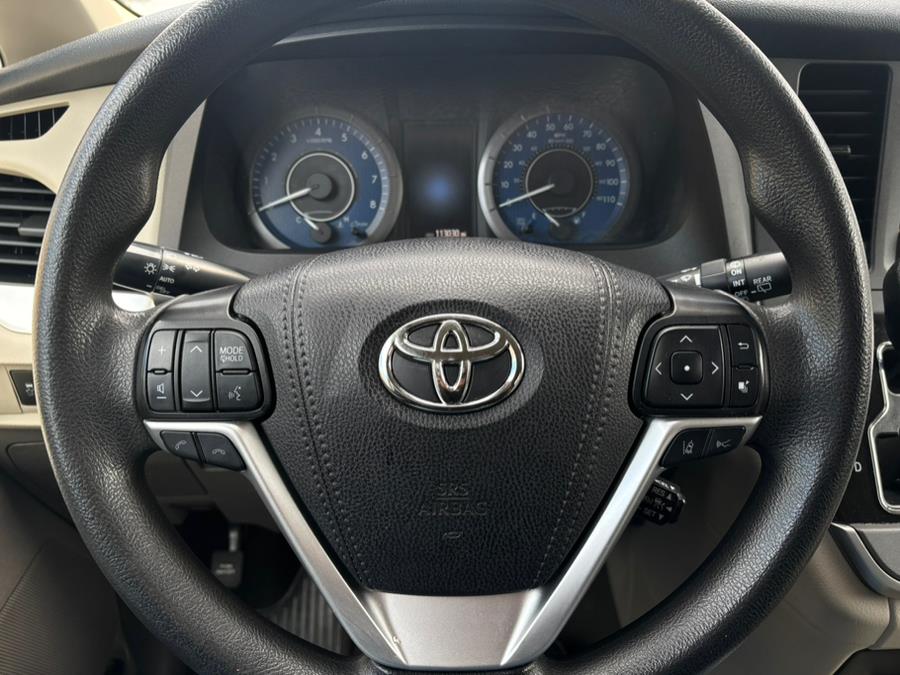 2020 Toyota Sienna L FWD 7-Passenger (Natl) photo