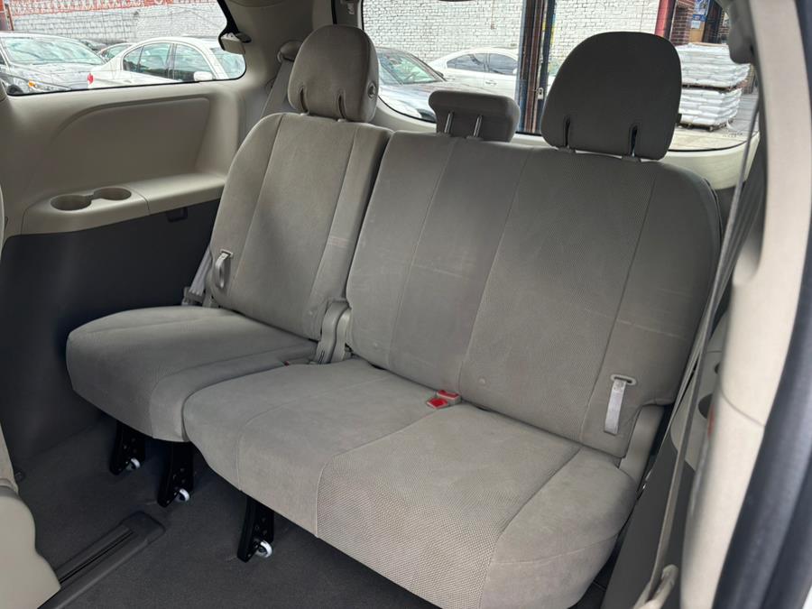 2020 Toyota Sienna L FWD 7-Passenger (Natl) photo