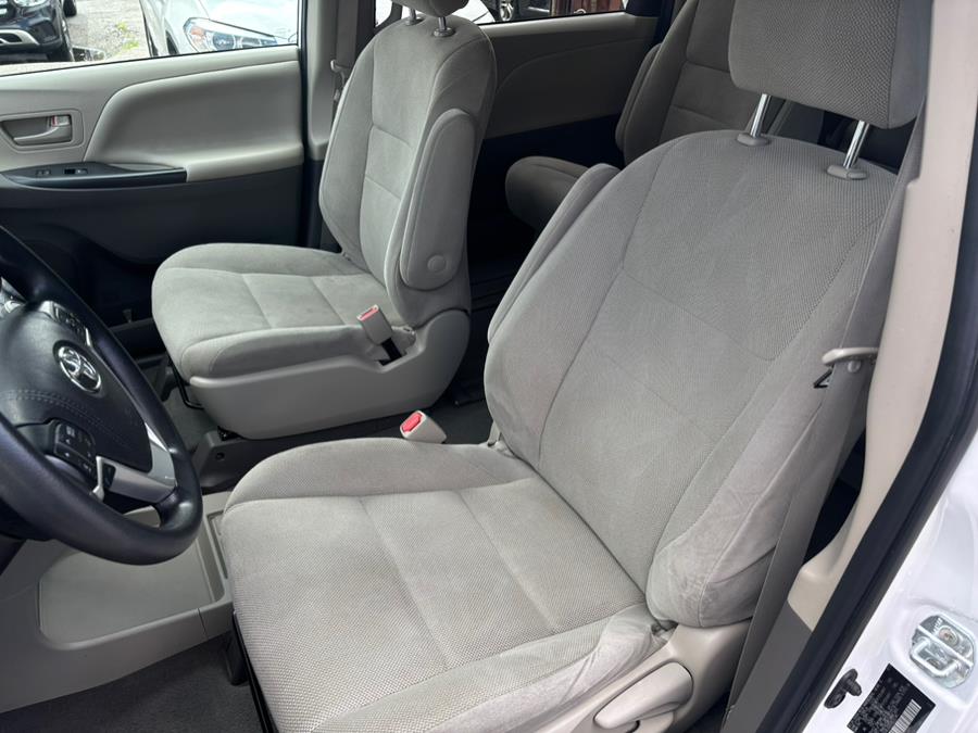 2020 Toyota Sienna L FWD 7-Passenger (Natl) photo