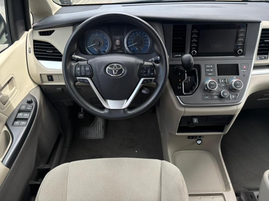 2020 Toyota Sienna L FWD 7-Passenger (Natl) photo