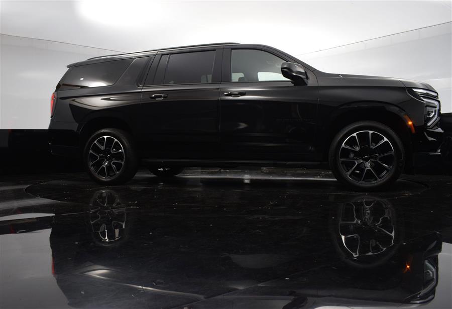 2025 Chevrolet Suburban RST photo