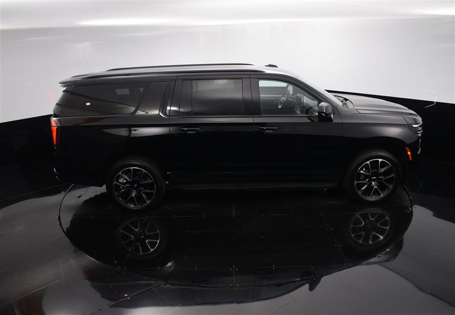 2025 Chevrolet Suburban RST photo