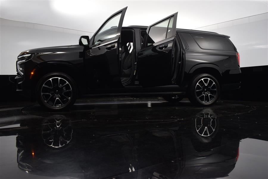 2025 Chevrolet Suburban RST photo