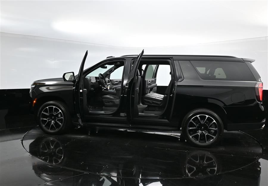 2025 Chevrolet Suburban RST photo