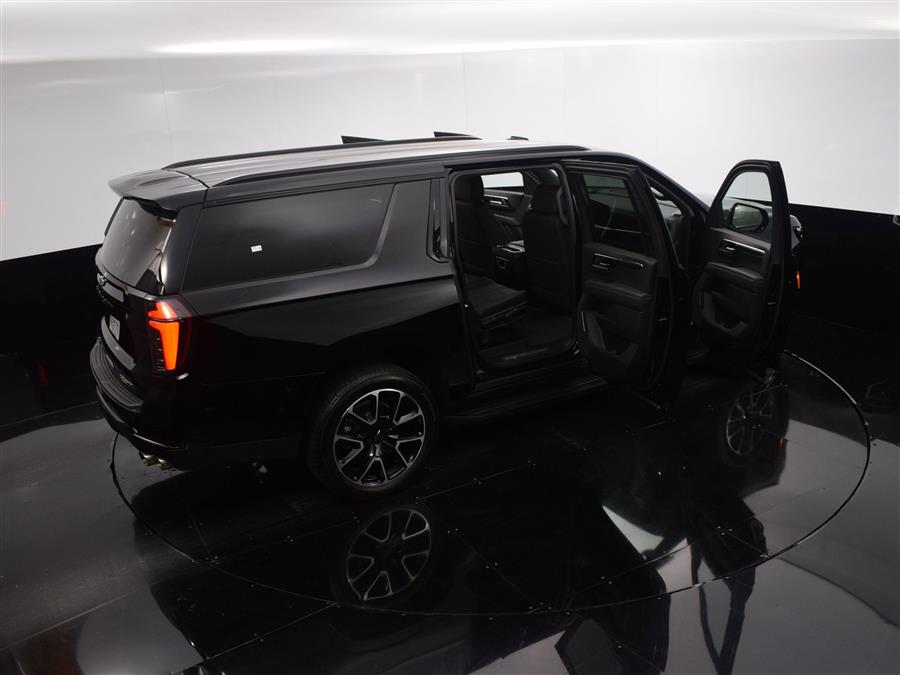 2025 Chevrolet Suburban RST photo