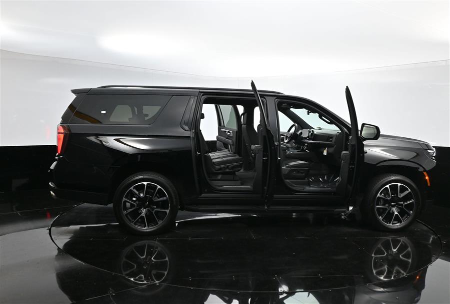 2025 Chevrolet Suburban RST photo