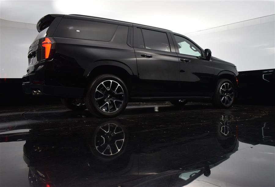 2025 Chevrolet Suburban RST photo