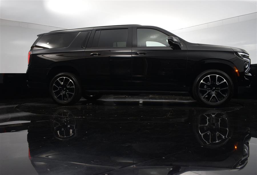 2025 Chevrolet Suburban RST photo