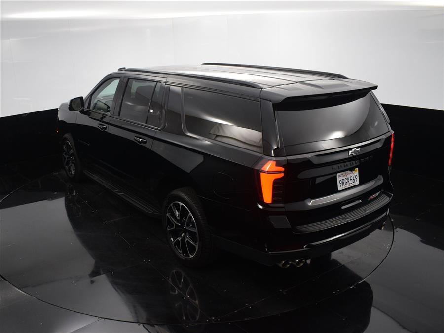 2025 Chevrolet Suburban RST photo