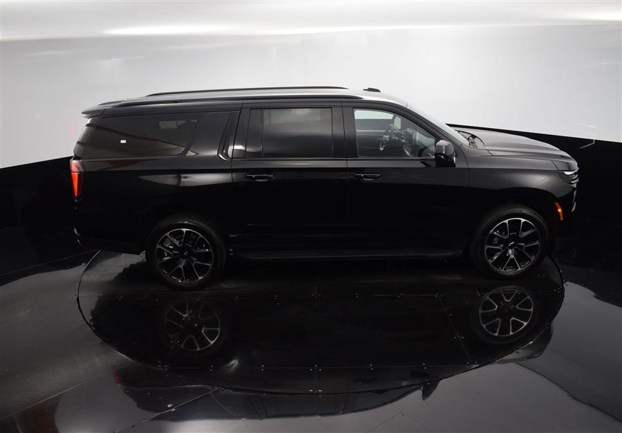 2025 Chevrolet Suburban RST photo