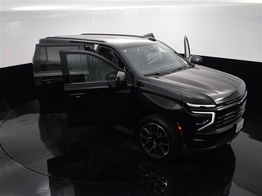 2025 Chevrolet Suburban RST photo