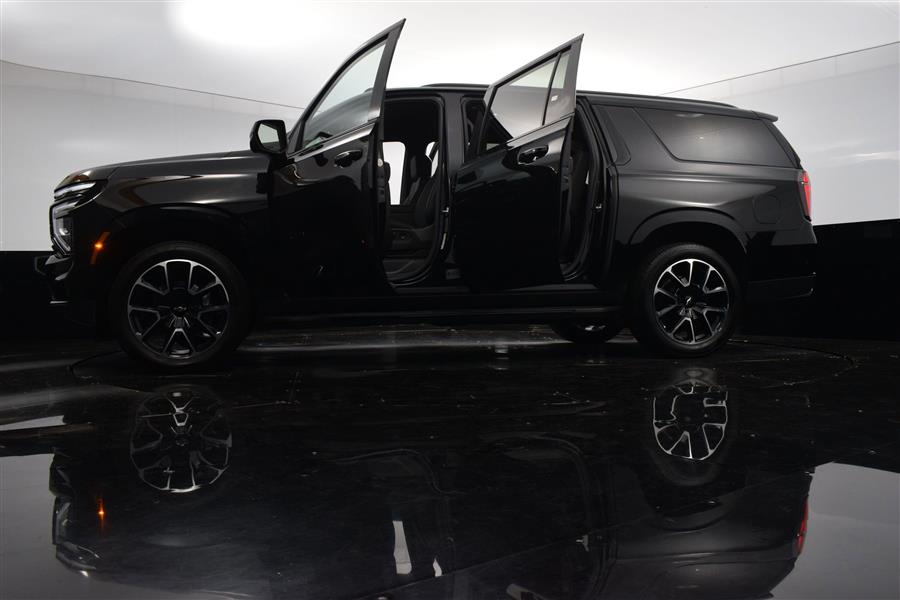 2025 Chevrolet Suburban RST photo