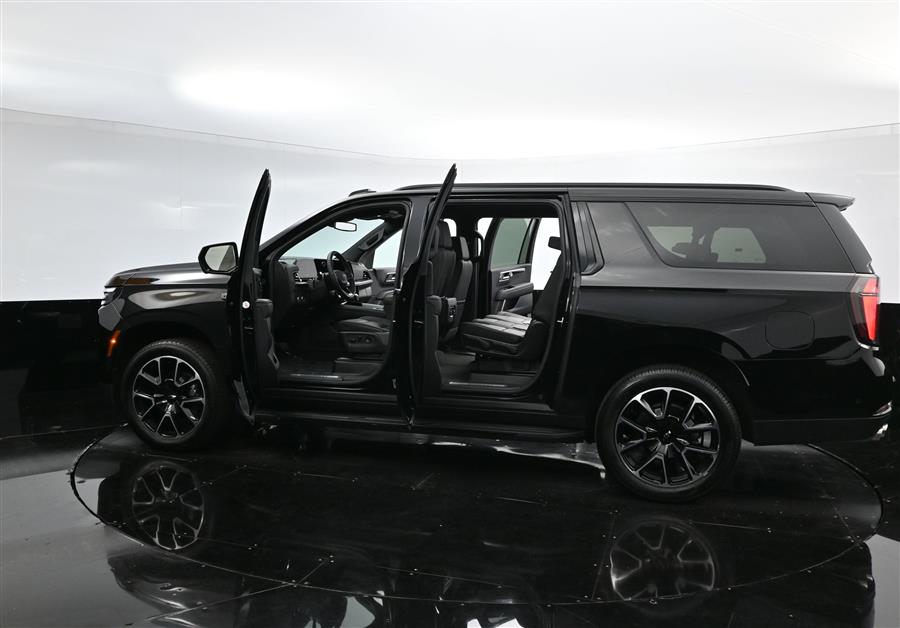 2025 Chevrolet Suburban RST photo