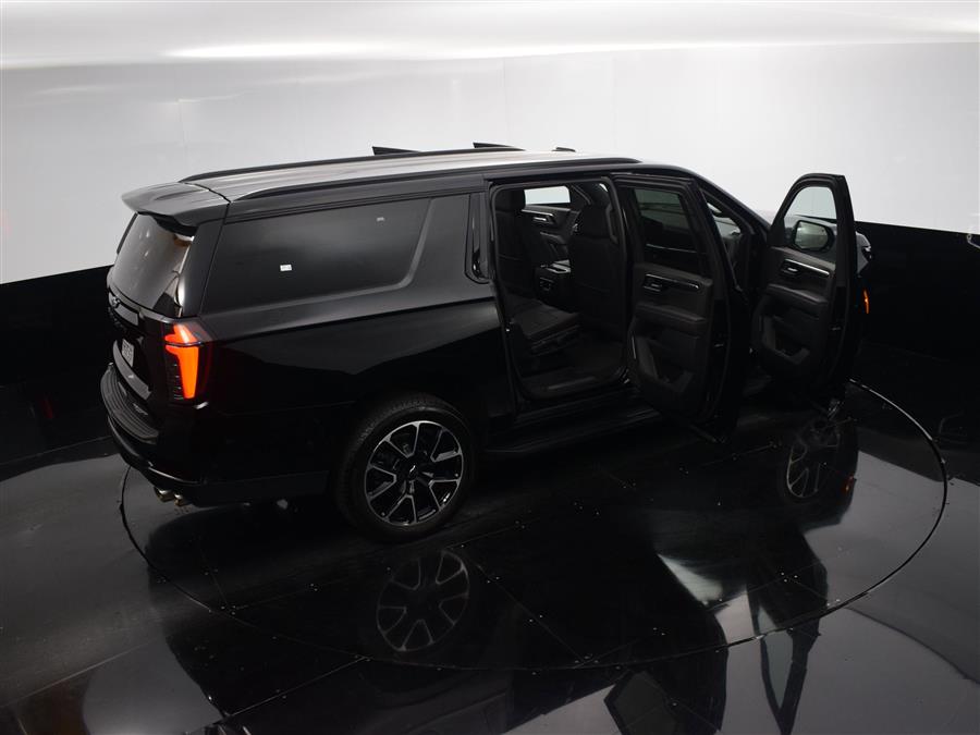 2025 Chevrolet Suburban RST photo