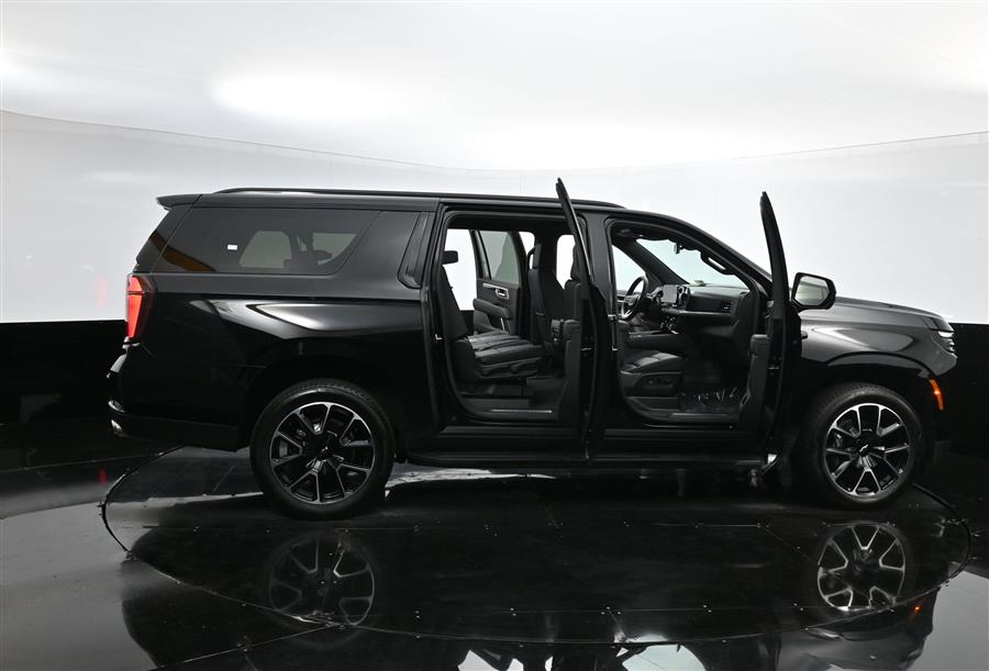 2025 Chevrolet Suburban RST photo
