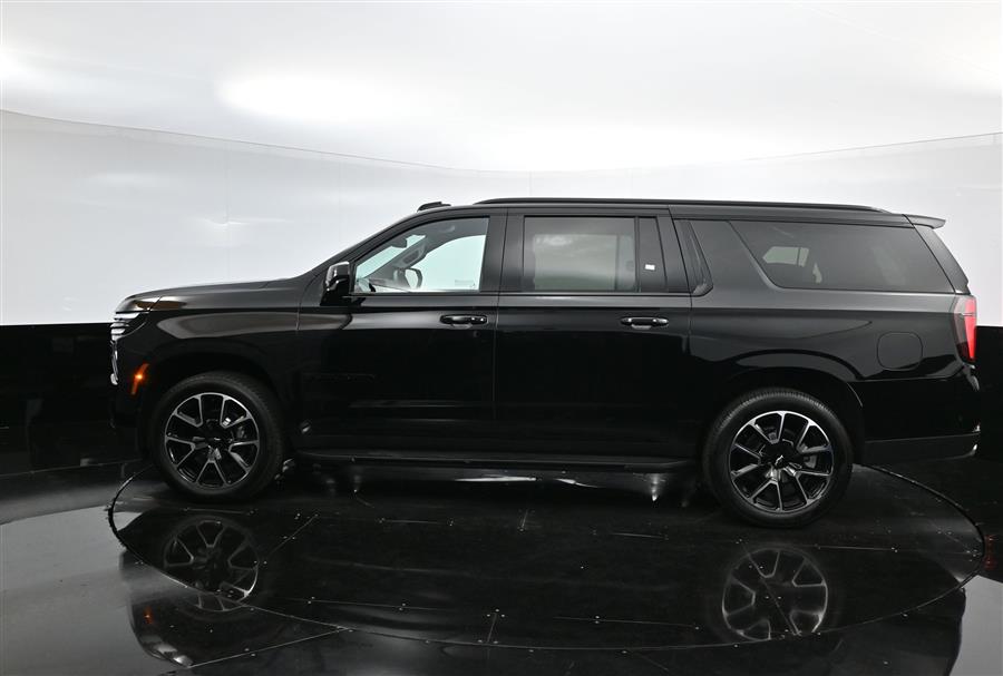 2025 Chevrolet Suburban RST photo