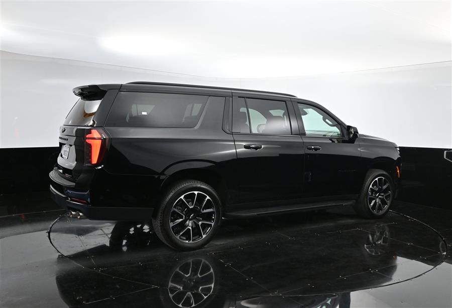 2025 Chevrolet Suburban RST photo