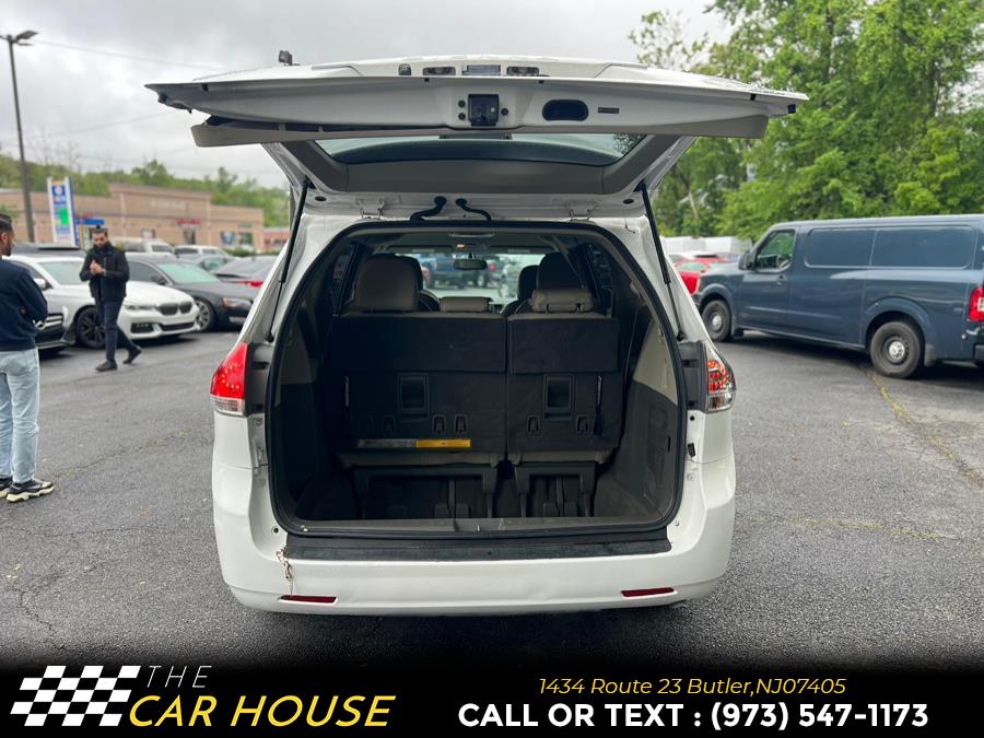 2011 Toyota Sienna LE 7-Passenger photo