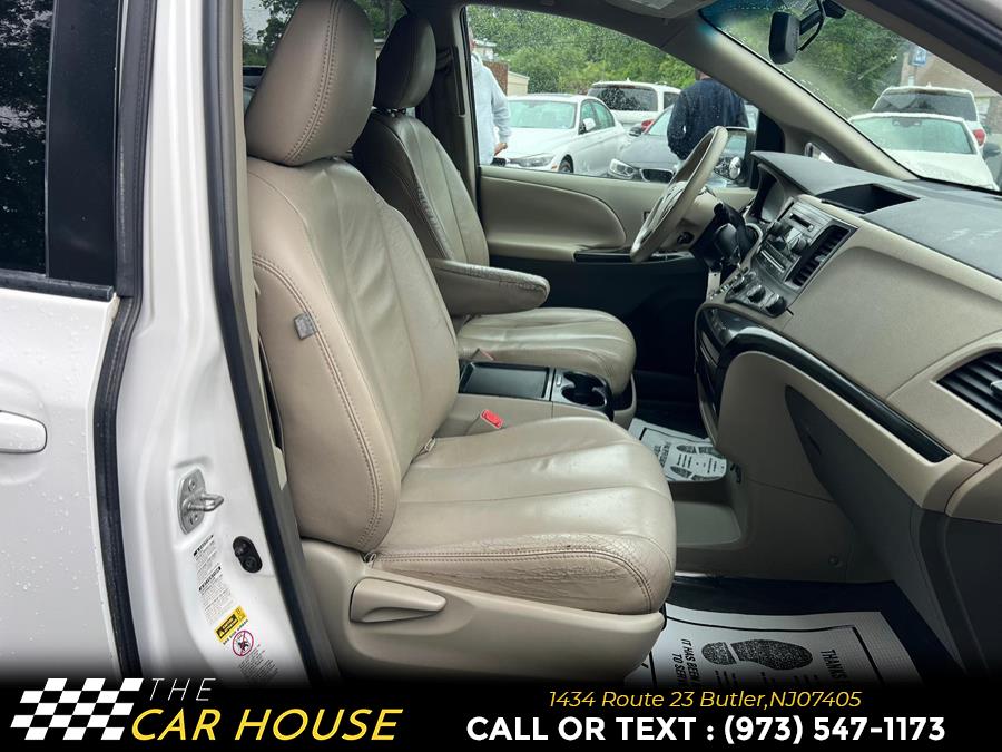 2011 Toyota Sienna LE 7-Passenger photo