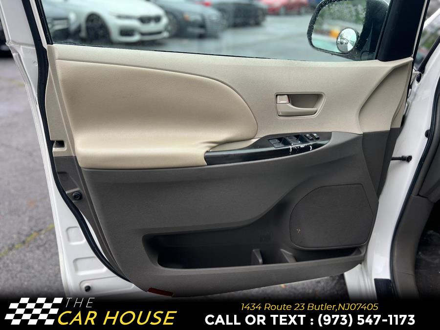 2011 Toyota Sienna LE 7-Passenger photo