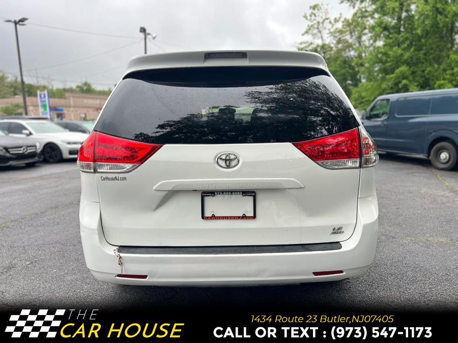 2011 Toyota Sienna LE 7-Passenger photo