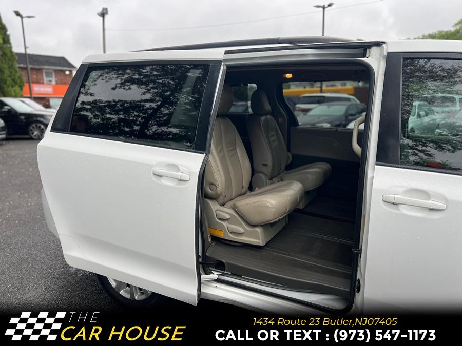 2011 Toyota Sienna LE 7-Passenger photo