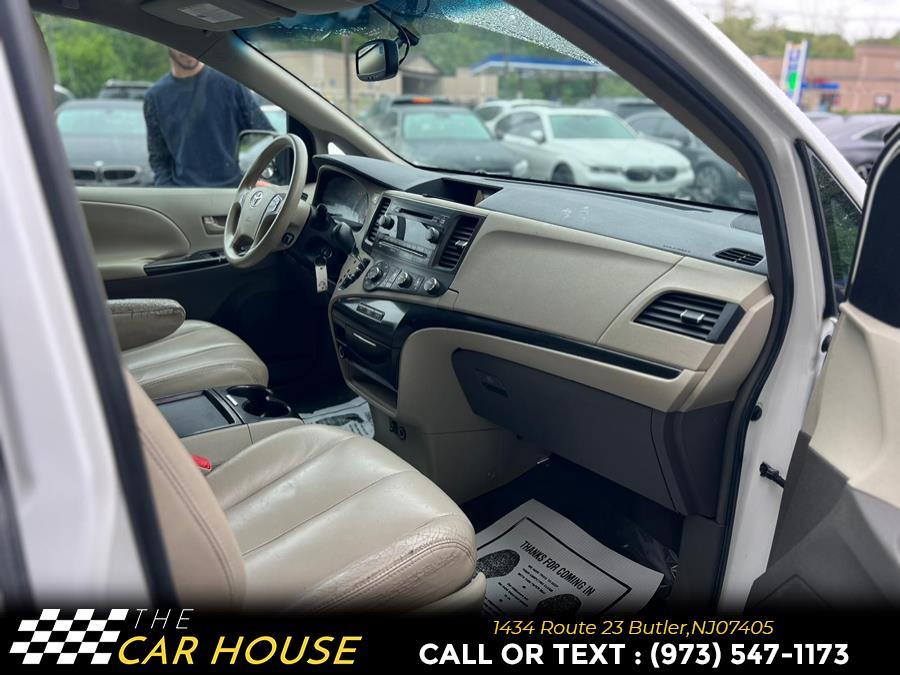 2011 Toyota Sienna LE 7-Passenger photo