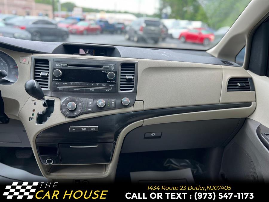 2011 Toyota Sienna LE 7-Passenger photo