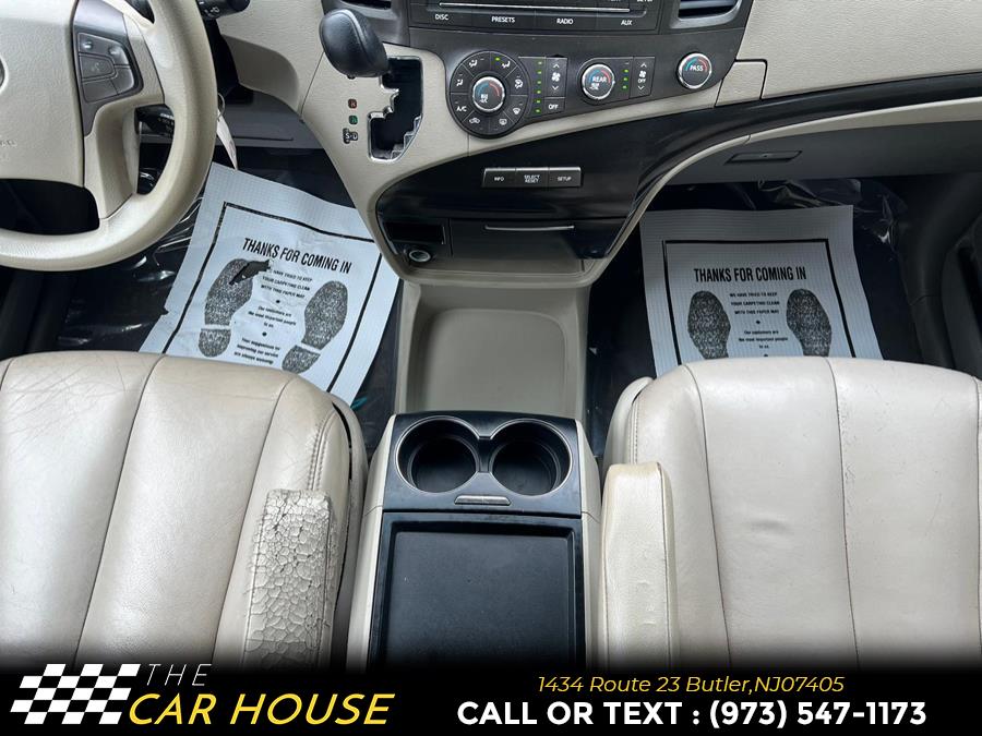 2011 Toyota Sienna LE 7-Passenger photo