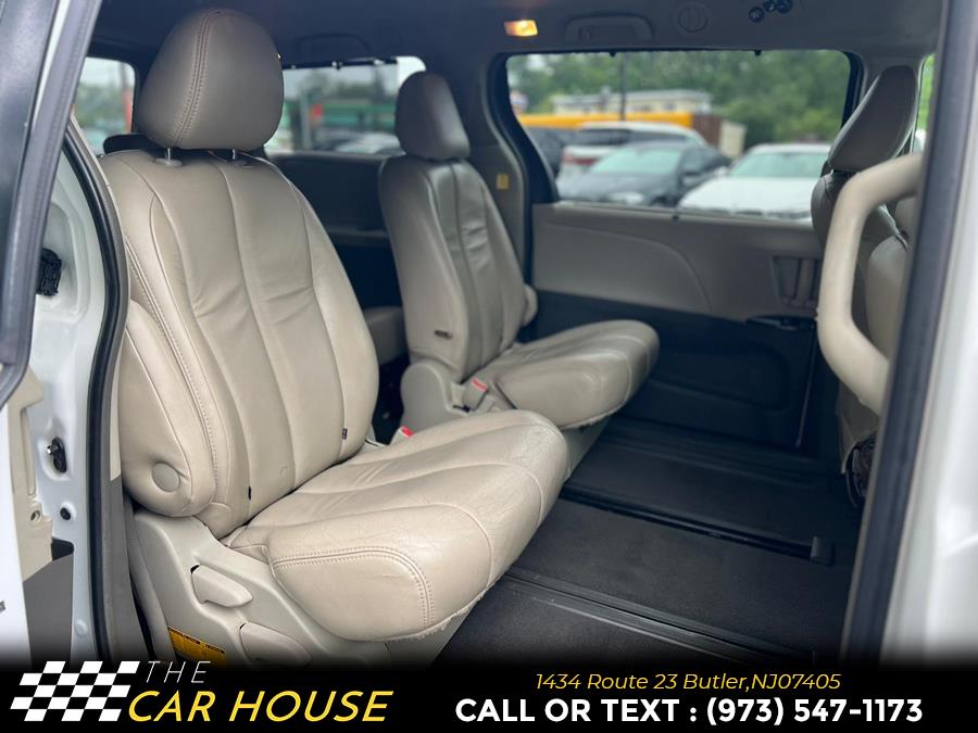 2011 Toyota Sienna LE 7-Passenger photo
