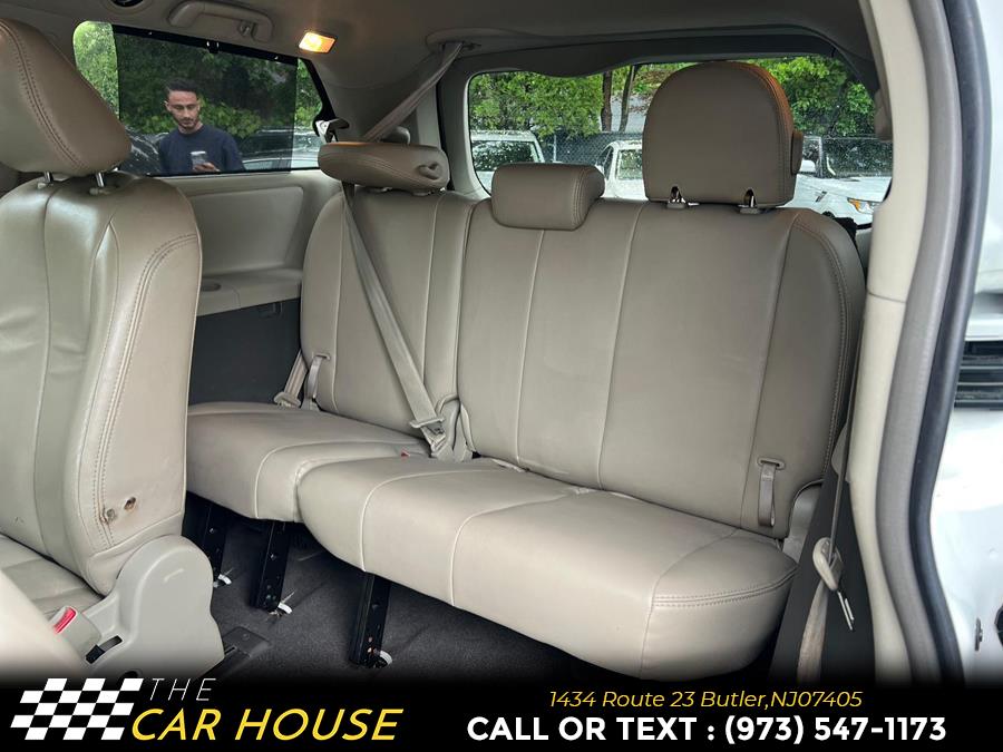 2011 Toyota Sienna LE 7-Passenger photo