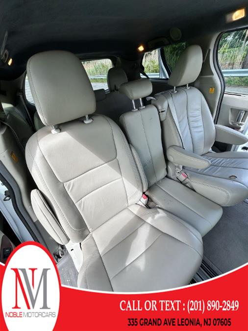 2013 Toyota Sienna XLE 7-Passenger Auto Access Se photo