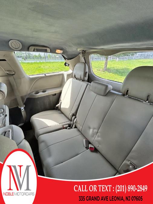 2013 Toyota Sienna XLE 7-Passenger Auto Access Se photo