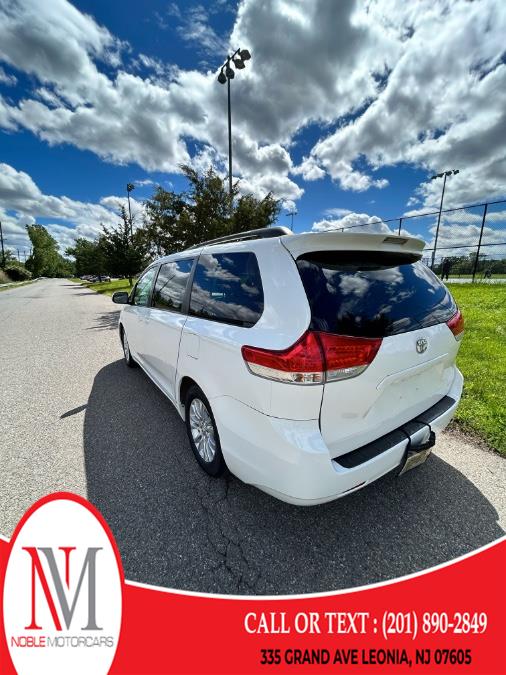 2013 Toyota Sienna XLE 7-Passenger Auto Access Se photo