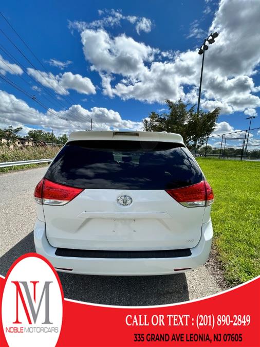 2013 Toyota Sienna XLE 7-Passenger Auto Access Se photo