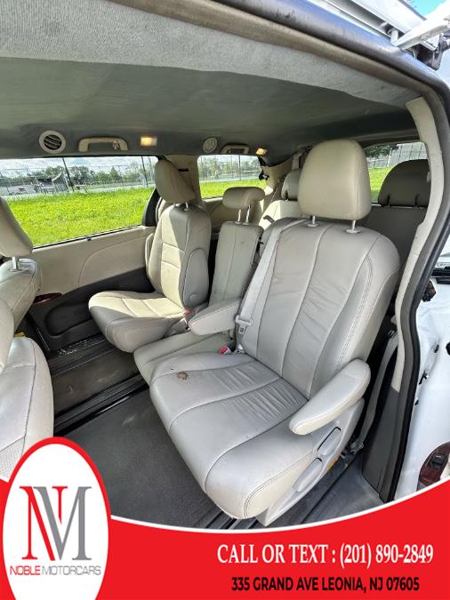 2013 Toyota Sienna XLE 7-Passenger Auto Access Se photo
