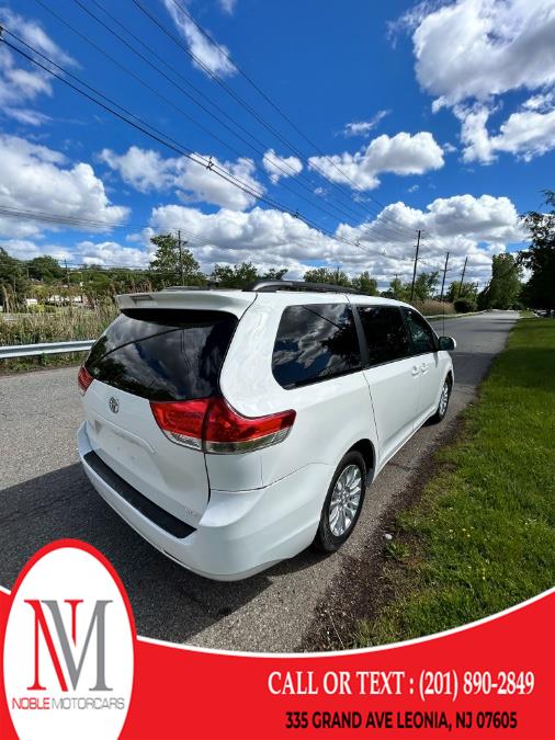 2013 Toyota Sienna XLE 7-Passenger Auto Access Se photo