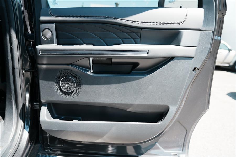 2022 Ford Expedition Max Platinum photo