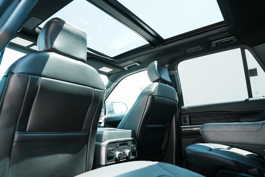 2022 Ford Expedition Max Platinum photo