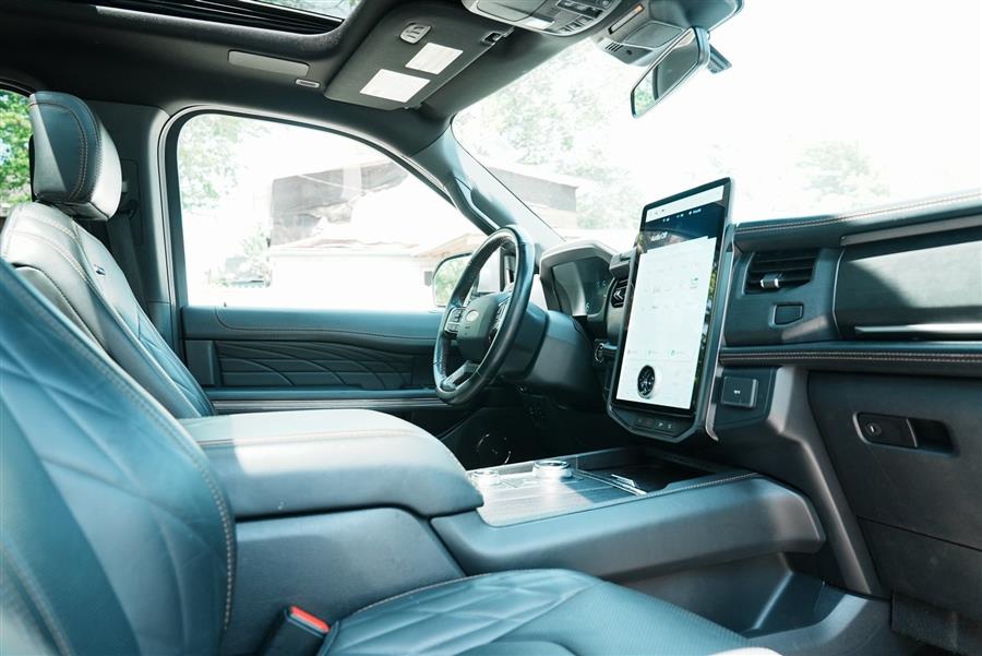 2022 Ford Expedition Max Platinum photo