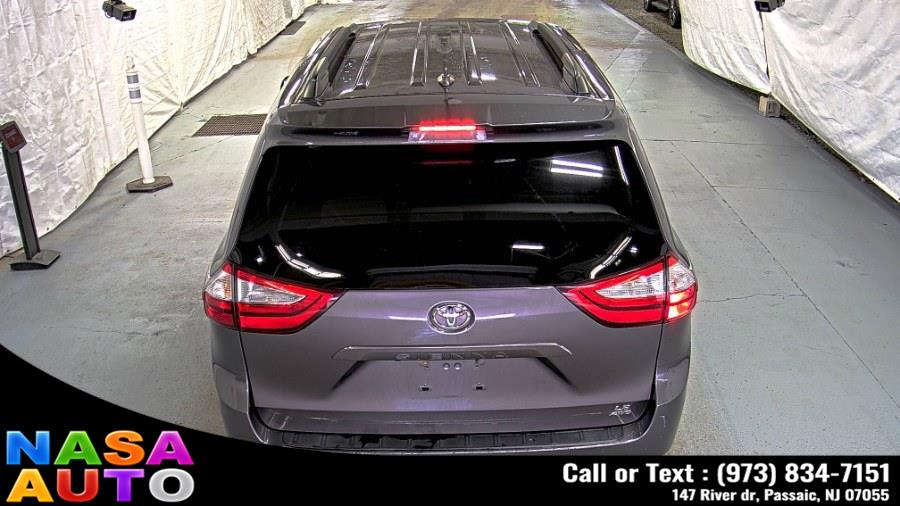 2019 Toyota Sienna LE AWD 7-Passenger (Natl) photo