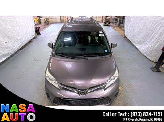 2019 Toyota Sienna LE AWD 7-Passenger (Natl) photo