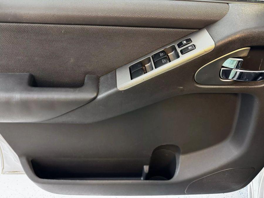 2009 Nissan Pathfinder LE photo