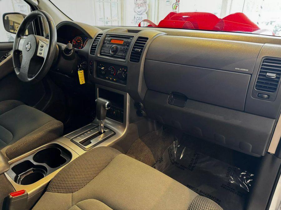 2009 Nissan Pathfinder LE photo